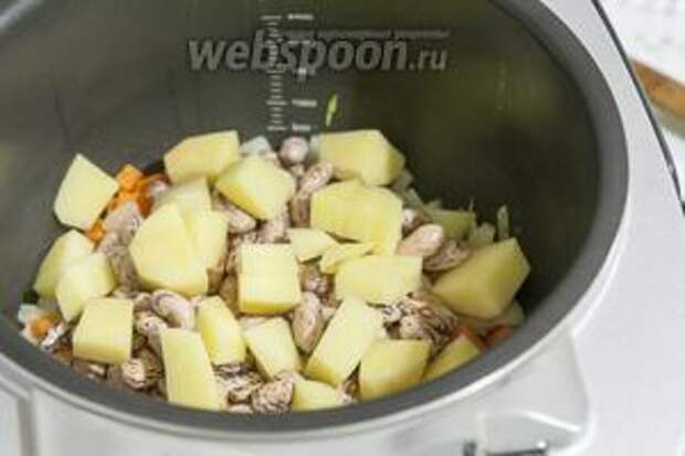 И крупные куски картофеля.