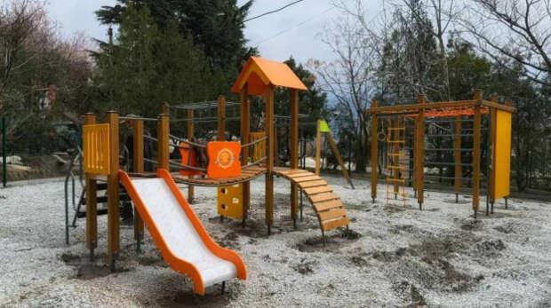 На Южном береге Крыма завершают благоустройство десяти детских площадок