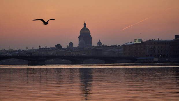 Вид на Благовещенский мост и Исаакиевский собор в Санкт-Петербурге. Архивное фото