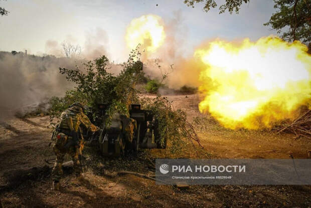 Заглавное фото – Боевая работа расчёта 122-мм буксируемой гаубицы Д-30 Центрального военного округа на Краснолиманском направлении.