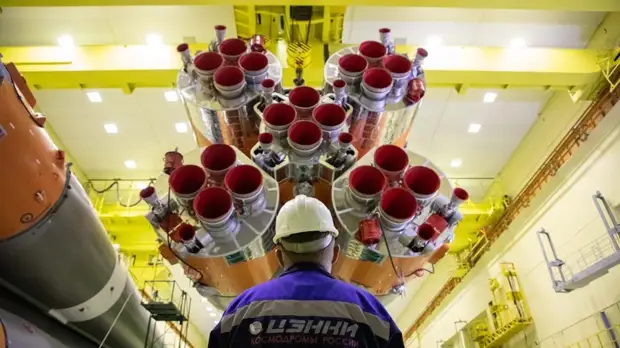 На Байконуре начали вывоз ракеты-носителя «Союз-2.1а» на стартовый стол