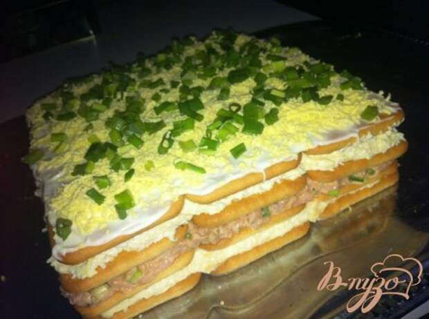 Торт-салат с крекерами и тунцом