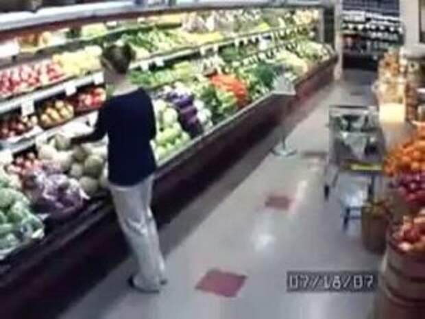 Девушка не знала, что ее снимают, и сделала такое, что у меня глаза на лоб полезли!