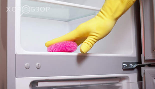 мыть холодильник лучше в перчатках