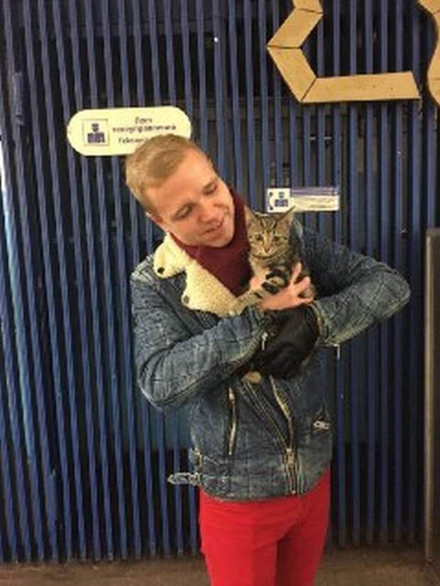 Анатолий решил забрать кошечку к себе домой. Фото предоставлено пресс-службой метрополитена 