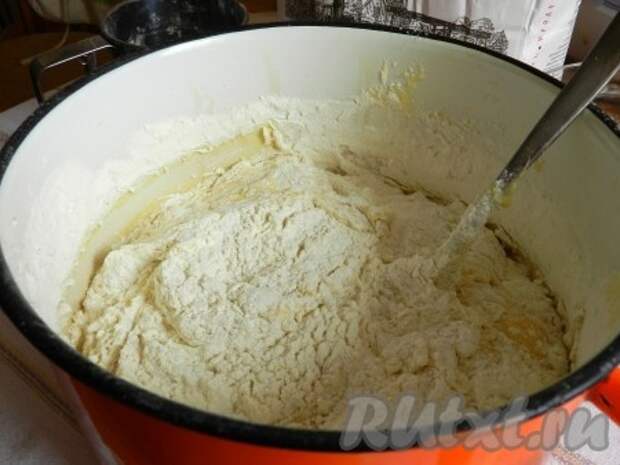 Всыпать оставшуюся просеянную муку и замесить тесто.