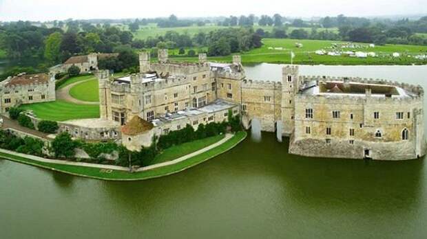Замок Лидс в Англии (фото)