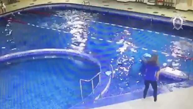 Утонул в бассейне видео. Девушка тонет в бассейне. Утонул в бассейне видео. Утонул в бассейне видео. Утонул в бассейне видео.