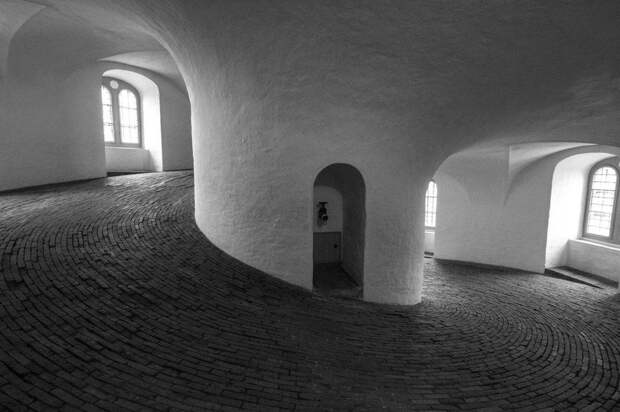 10. На фото – обсерватория 17-го века Rundetarn в Копенгагене, Дания. Фотограф Шейла Унвин.