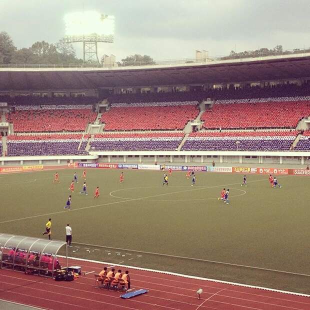 Футбол здесь очень популярен (стадион в Пхеньяне) кндр, северная корея