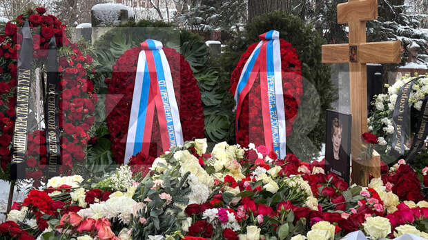 Море цветов и траурные венки: прощание с Верой Алентовой, теперь она рядом с мужем