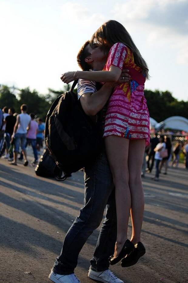 Парень целуется на улице. С праздником поцелуя. С днем поцелуя. 6 Июля день поцелуев. День поцелуев фото.