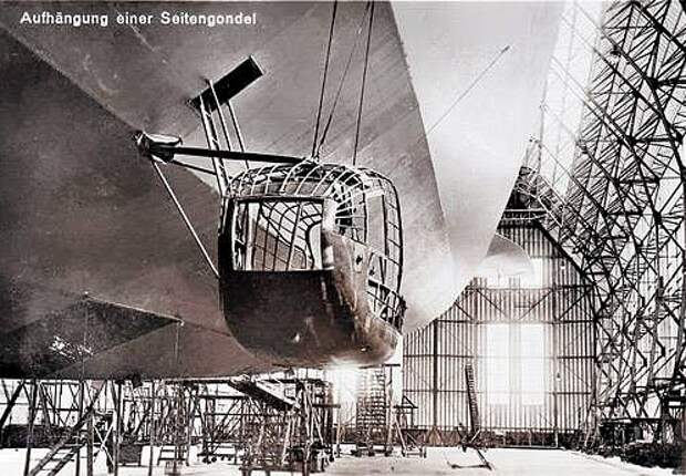 Монтаж моторного отсека жесткого дирижабля LZ 127 Graf Zeppelin. Свой первый полет этот 236-метровый гигант совершил 18 сентября 1928 года