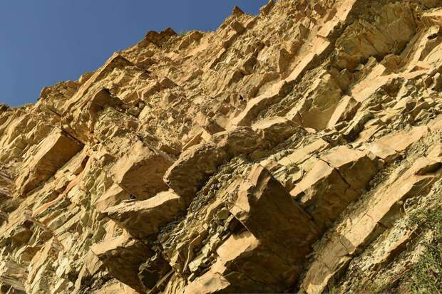 Мужчина получил смертельные травмы при падении со скалы в Анапе