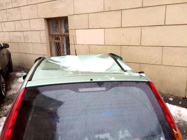 В Минске упавшие с крыши глыбы льда разбили BMW X5 и Fiat Punto Punto, bmw, fiat, pbvf, x5