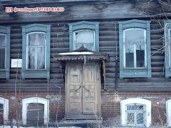 Старый дом в Тюмени, первый этаж полузасыпан