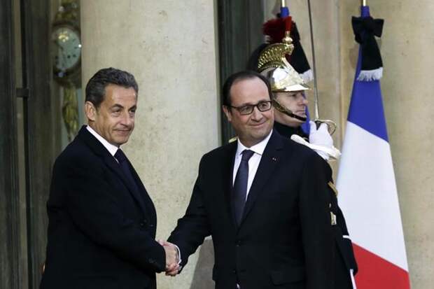 Президент Франции Франсуа Олланд (справа) пожимает руку экс-президенту Франции Николя Саркози во время встречи в Елисейском дворце