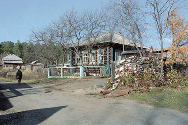 Дом в деревне Бутка, где прошло детство первого президента России Ельцина Б., 1994 год