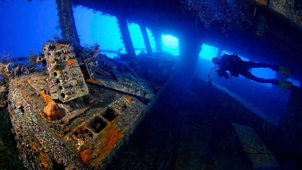 Фотограф снял затонувшие корабли мира