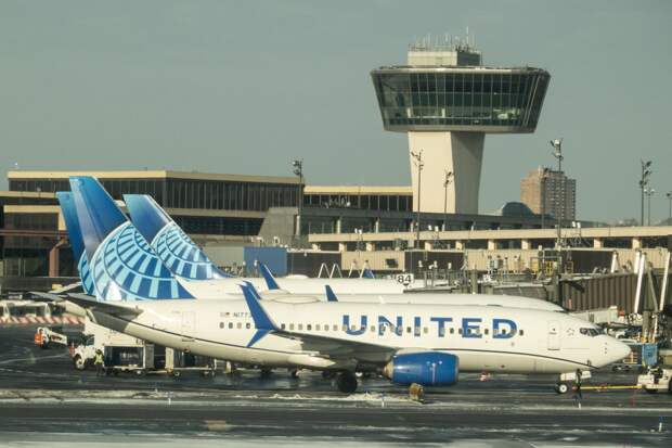 Младенца подбросило к потолку в самолете во время турбулентности