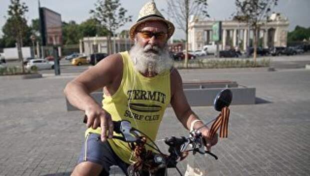 Мужчина на велосипеде в центре Москвы. Архивное фото