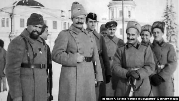 Командир 47-го Тагильского стрелкового полка полковник В. В. Ванюков, начальник 12-й Уральской стрелковой дивизии полковник Р. К. Бангерский и начальник штаба Екатеринбургской группы войск полковник Б. П. Богословский на церемонии вручения знамени 18-го Восточно-Сибирского стрелкового полка старой армии 47-му полку. Екатеринбург, Вознесенская площадь. 9 декабря 1918 г.