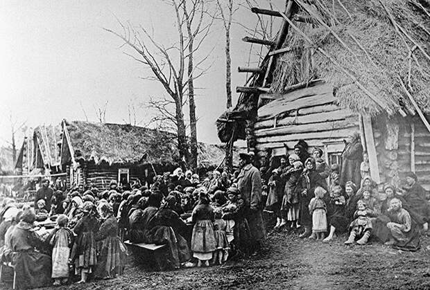 Неимущие жители деревни Пралевка обедают в народной столовой, 1892 год