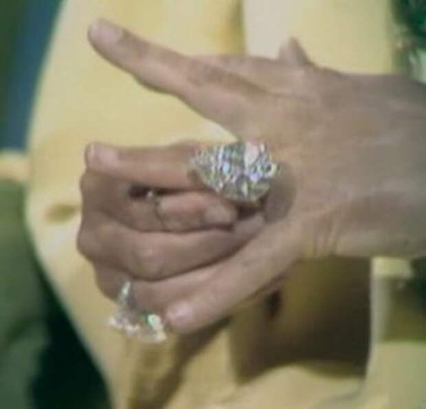 Знаменитый бриллиант на руке Элизабет Тейлор.