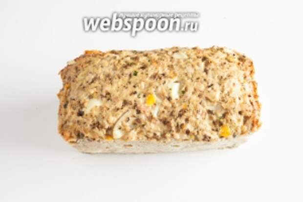 Минут через 15, после извлечения из духовки, мясной хлеб можно будет извлечь из формы, если вы собираетесь есть его горячим. Но тут существует некоторый риск, что куски окажутся крошковатыми и нестабильными. А вот через 1 час хлеб будет всё ещё чуть тёплым, и при этом абсолютно устойчивым и легко поддающимся нарезке. Но оптимального вкусораспределения этот мясной хлеб достигает, уже будучи холодным, — на следующий день.