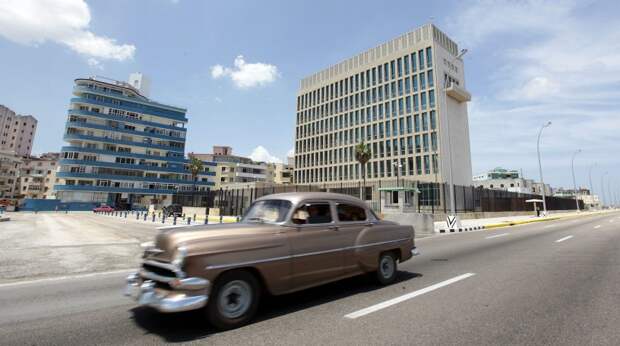 Здание посольства США (справа) в Гаване, Куба