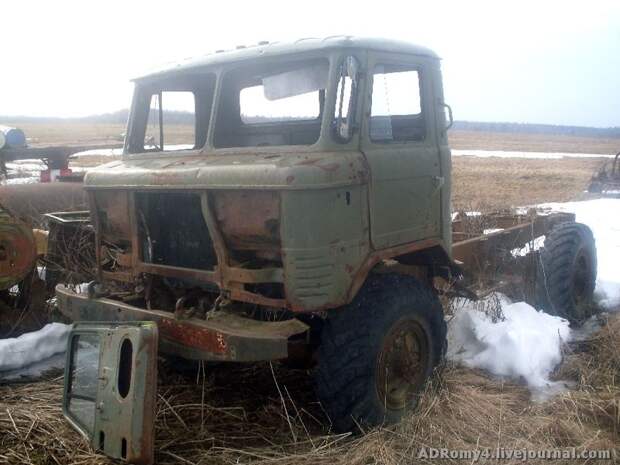 Свалка техники в полях (17 фото)