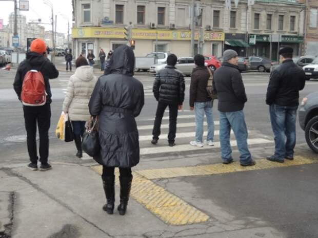 Пешеход каталог. Люди на перекрестке Москва фото.