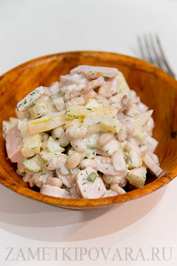 Салат из копченой курицы с фасолью