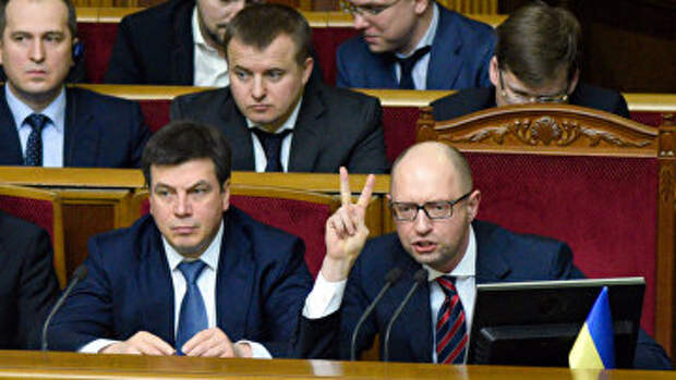 Премьер-министр Украины Арсений Яценюк (справа на первом плане) на заседании Верховной Рады Украины в Киеве