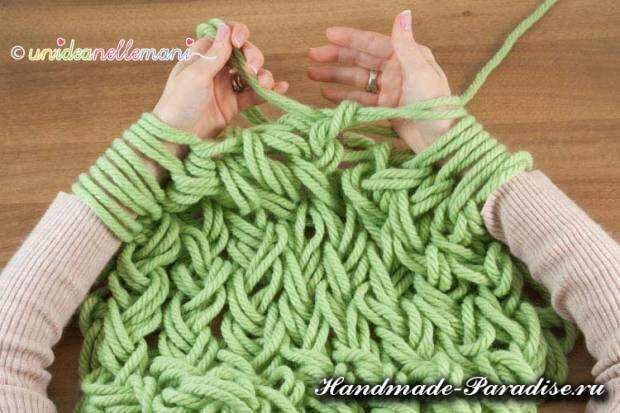 Вязание руками объемного шарфа (10)
