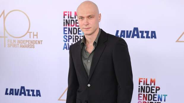 Юра Борисов снялся с женой и дочерьми: редкие семейные кадры