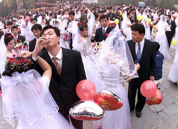 10 октября 1999 года. 100 пар празднуют массовую свадьбу в Пекине, Китай.