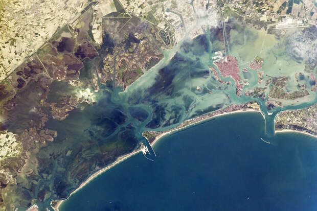 NASA ко Дню Земли показало лучшие снимки нашей планеты
