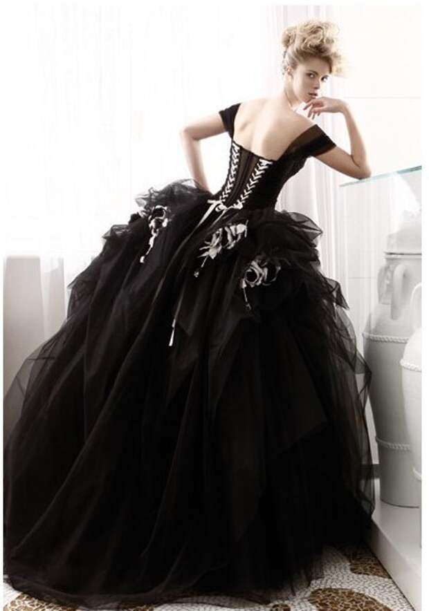 Черное пышное платье на девушке