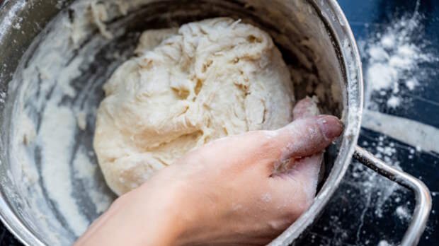 Зачем пекари "бросают" тесто на 20 минут: простая хитрость, которая сделает выпечку в два раза воздушнее