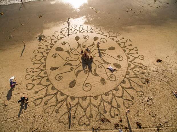 Посетив фестиваль Burning Man, этот мужчина уволился с работы и уже более 10 лет рисует на песке картина, песок, рисунок