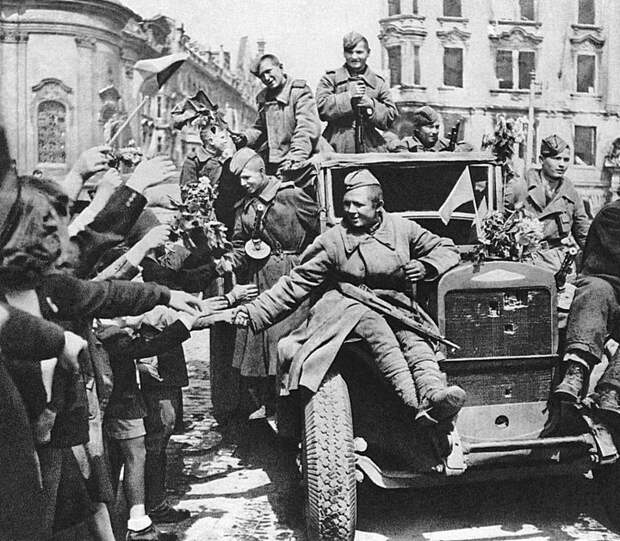 Жители Праги встречают советских солдат-освободителей, едущих на грузовике ЗиС-5. Великая Отечественная война, СССР, Солдаты моей страны