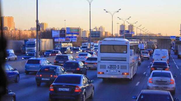 Водителям в Москве рекомендовали не превышать скорость из-за морозов