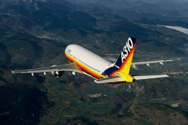 Airbus A310-200 во время первого полёта 3-го апреля 1982 года