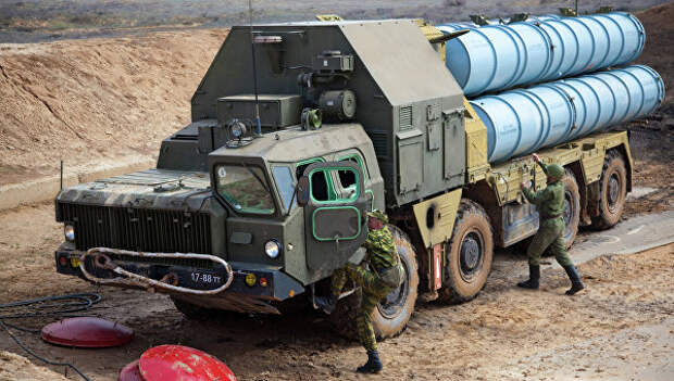 Разворачивание зенитно-ракетной системы С-300. Архивное фото