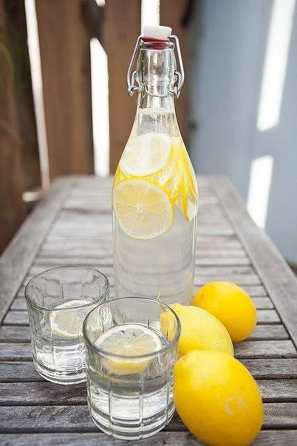 Почему пьют воду с лимоном. Вода с лимоном. Стакан воды с лимоном. Вода с лимонным соком. Стакан с лимоном.
