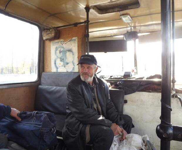 старый дед в автобусе. грустный человек в автобусе. дедушка в автобусе. старый дед в автобусе. старик в поезде.