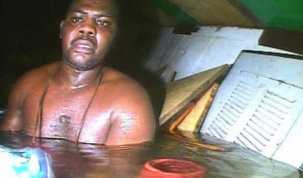 Харрисон Окене 29-летний судовой повар из Нигерии провел под водой почти трое суток на затонувшем судне. Буксир попал в шторм в 30 километрах от берега, получил сильные повреждения и быстро пошел ко дну – в это время Окене находился в трюме. Он наощупь передвигался по отсекам и обнаружил так называемый воздушный мешок – «карман», который не заполнила вода. Харрисон был в одних шортах и находился по грудь в воде – ему было холодно, но он мог дышать, а это было главное. Каждую секунду Харрисон Окене молился – накануне жена в sms прислала ему текст одного из псалмов, который он и повторял про себя. Кислорода в воздушном мешке было не так много, но его хватило до прихода спасателей, которые не могли добраться до судна сразу из-за шторма. Остальные 11 членов экипажа погибли – Харрисон Окене оказался единственным выжившим. 