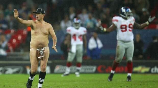 На матче между The New York Giants и The Miami Dolphins, стадион Уэмбли, 2007 год Популярность, в мире, истории, история, люди, спорт, стрикер, футбол