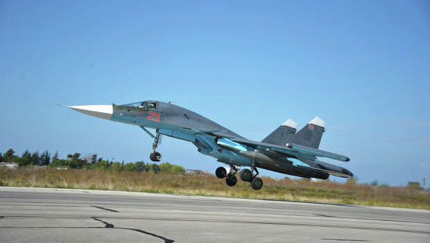 Российский бомбардировщик Су-34 взлетает с самой большой управляемой российской авиабомбой КАБ-1500